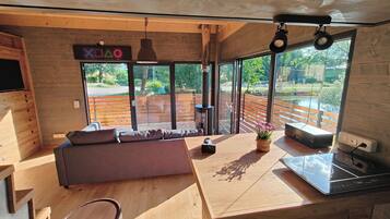 TinyHousebeiDresden spektakuläres Häuschen auf Stelzen im Pferdeteich - Nähe Sächsische Schweiz | Wohnbereich | 40-Zoll-Flachbildfernseher mit Digitalempfang, Kamin