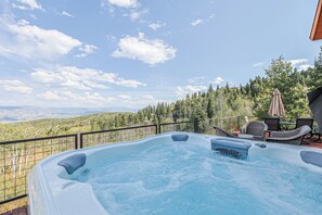 Outdoor spa tub - Wasatch Getaway Near Park City (Summit County)