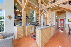 Geladeira, micro-ondas, fogão, cooktop