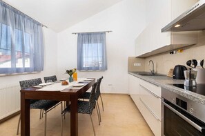 Kühlschrank, Mikrowelle, Geschirrspüler