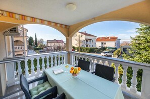Outdoor dining - Apartment Nature with balcony (Njivice)