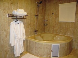 Bañera, artículos de tocador gratuitos, secador de pelo, toallas