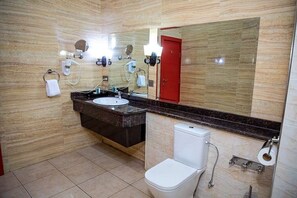 Een bad, gratis toiletartikelen, een haardroger, handdoeken