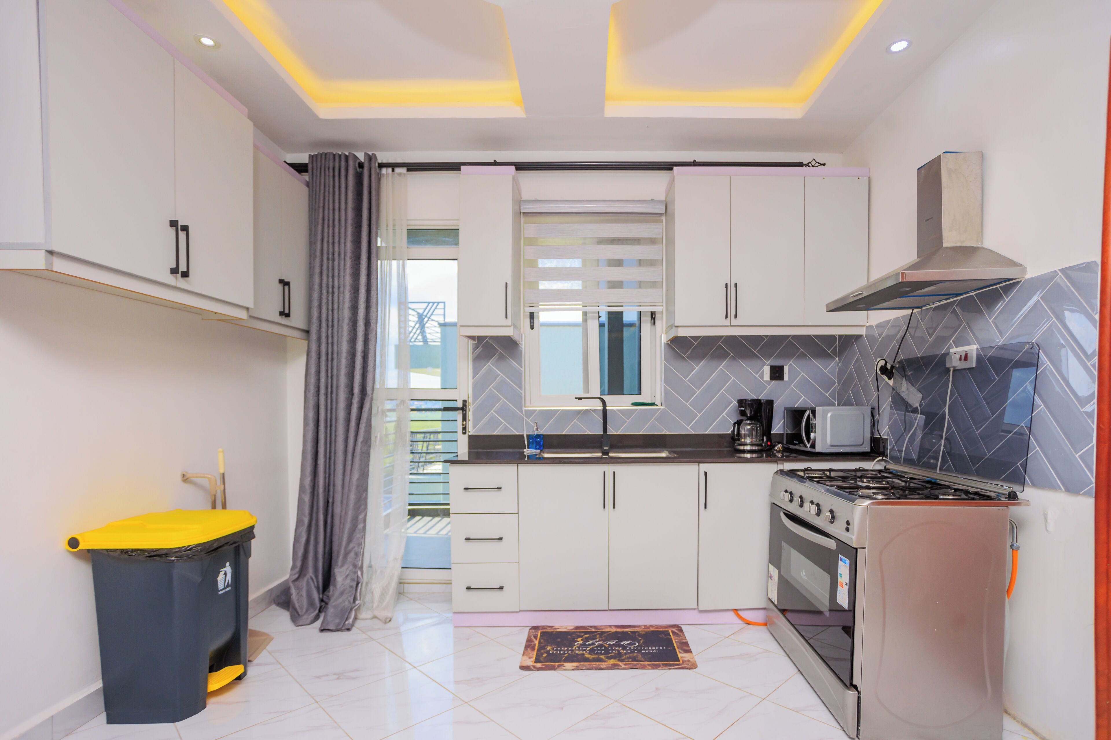 Køleskab, mikrobølgeovn, ovn, kogeplade