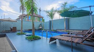 Una piscina al aire libre