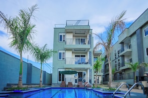 Outdoor pool - Luxury 2 Bedroom condo Perfect for families with pool, gym and Lake sunset view (Nkumba)