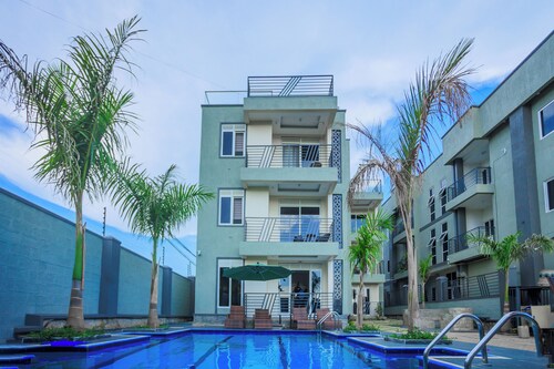 Luxury 2 Bedroom condo Perfect for families with pool, gym and Lake sunset view