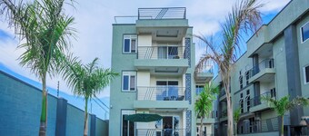 Luxury 2 Bedroom condo Perfect for families with pool, gym and Lake sunset view