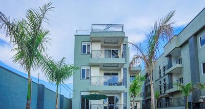 Luxury 2 Bedroom condo Perfect for families with pool, gym and Lake sunset view