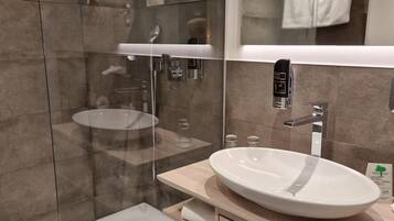 Haartrockner, Handtücher, Seife, Toilettenpapier