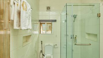 Toallas, jabón, champú y papel higiénico