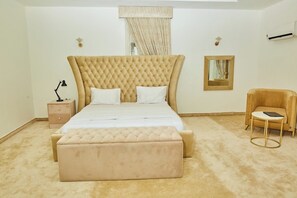 Bureau, espace de travail pour ordinateur portable, Wi-Fi gratuit