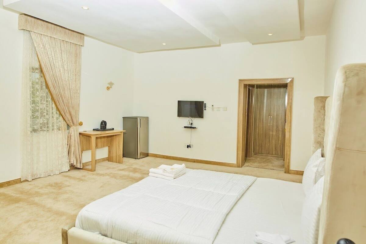 Habitación de lujo, vistas a la ciudad | Escritorio, espacio para trabajar con un portátil, wifi gratis