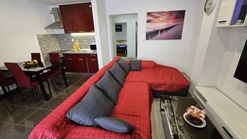 Comfort Apartment, 2 Bedrooms, Non Smoking, Kitchen | Ruang tamu | 55 inci sebuah televisyen pintar dengan kabel