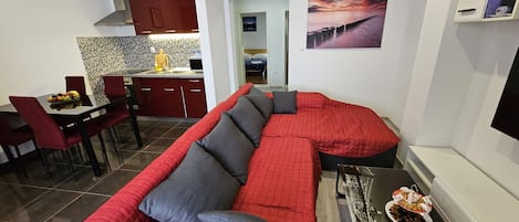 Comfort-huoneisto, 2 makuuhuonetta, tupakointi kielletty, keittiö | Oleskelualue | 55–tuumainen äly-TV, jossa kaapelikanavat