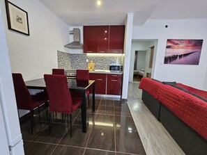 Apartamento Confort, 2 habitaciones, no fumadores, cocina | Cocina privada | Cafetera o tetera, hervidor eléctrico y mesa de comedor