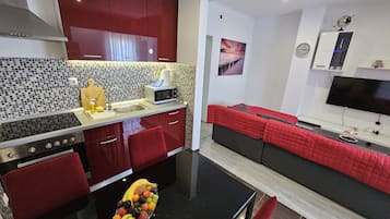 Comfort Apartment, 2 Bedrooms, Non Smoking, Kitchen | Private kitchen | Coffee/tea maker, electric kettle, dining tables