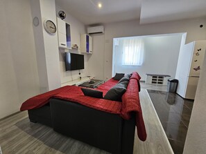 Leilighet – comfort, 2 soverom, ikke-røyk, kjøkken | Oppholdsområde | En 55-tommers smart-TV med kabel-kanaler