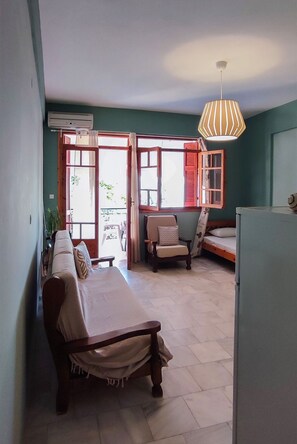 TV - A2. Akrogiali Seaside apartment  (Akrogiali)