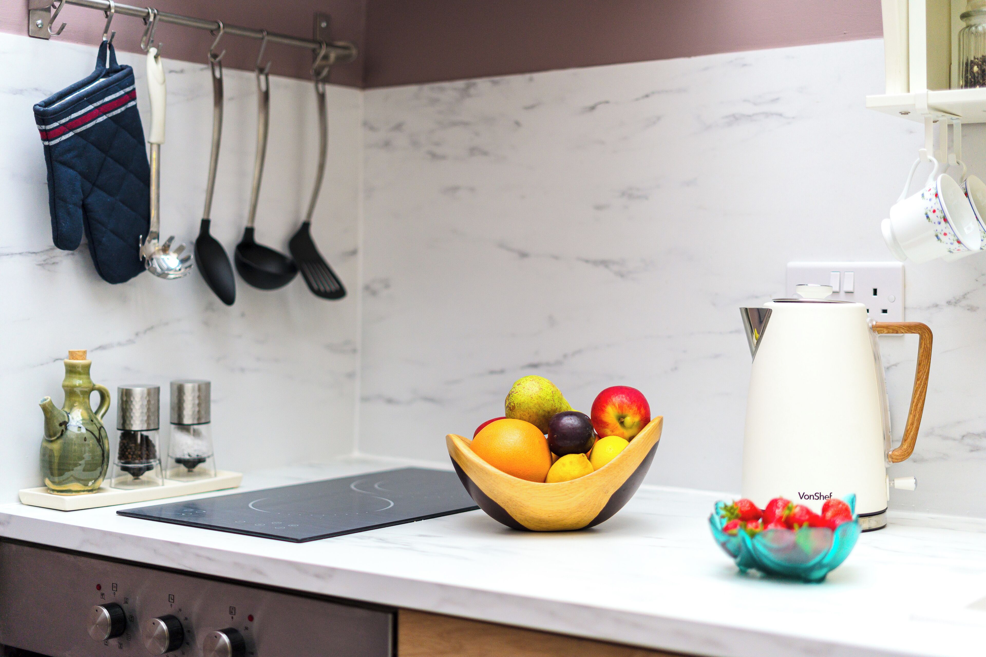 ห้องลักซ์ชัวรี่สตูดิโอสวีท | ครัวส่วนตัว | ตู้เย็นขนาดใหญ่, เตาอบ, เตาประกอบอาหาร, เครื่องชงกาแฟเอสเปรสโซ