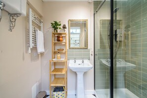 Bathroom - The Regency Studio (Cardiff)