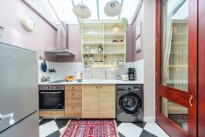 Full-sized fridge, oven, stovetop, espresso maker - The Regency Studio (Cardiff)