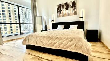 1 kamar tidur, meja kerja, setrika/meja setrika, dan tempat tidur bayi