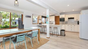 Kylskåp, mikrovågsugn, ugn och spishäll