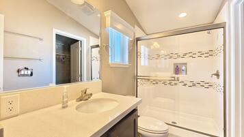 Douche, sèche-cheveux, serviettes fournies, savon