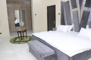 4 bedrooms, iron/ironing board, WiFi, bed sheets