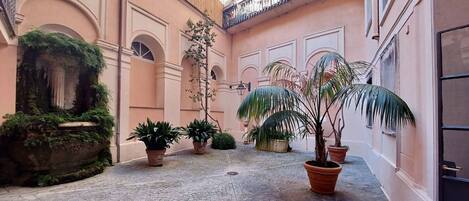 المنطقة المحيطة بالمنشأة