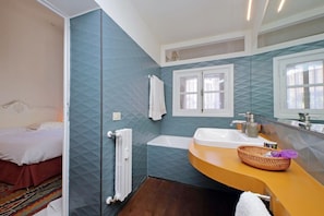 Un baño con bañera, lavamanos y espejo.