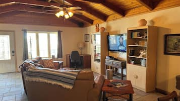 Smart TV, reproductor de DVD, libros y videoteca