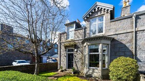 A stone building with a bay window and a small garden area. - Fountainhall Townhouse, Aberdeen (Aberdeen City)