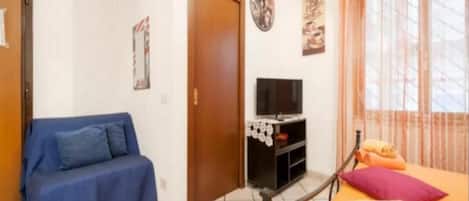 1 habitación, tabla de planchar con plancha, wifi y ropa de cama
