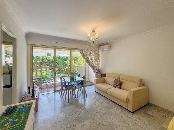 TV - Henri Camille Real Estate- Mikaela - Studio with terrace (Cannes)