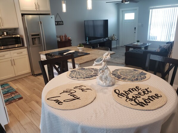 Dining - Effortless City Stay in Sarasota
(Sarasota)