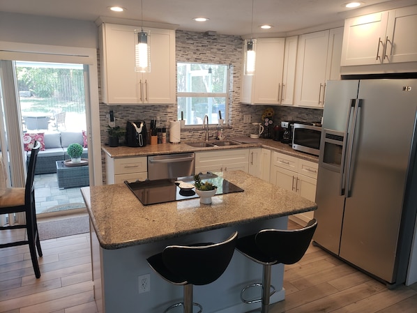 Geladeira, micro-ondas, fogão, cooktop