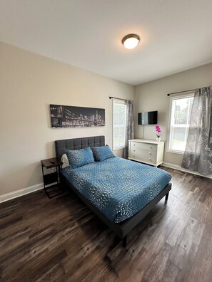 3 bedrooms, desk, iron/ironing board, travel crib