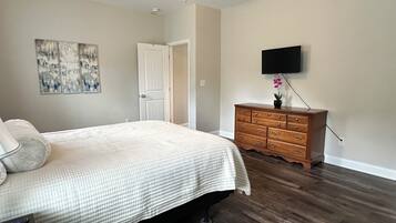 3 bedrooms, desk, iron/ironing board, travel crib