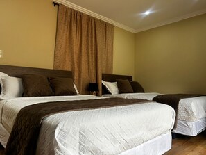 Chambre Deluxe double, balcon, vue sur la ville | 1 chambre, accès au Wi-Fi (inclus)