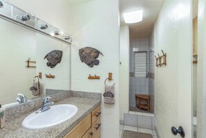 Séchoir à cheveux, serviettes fournies, savon, papier de toilette