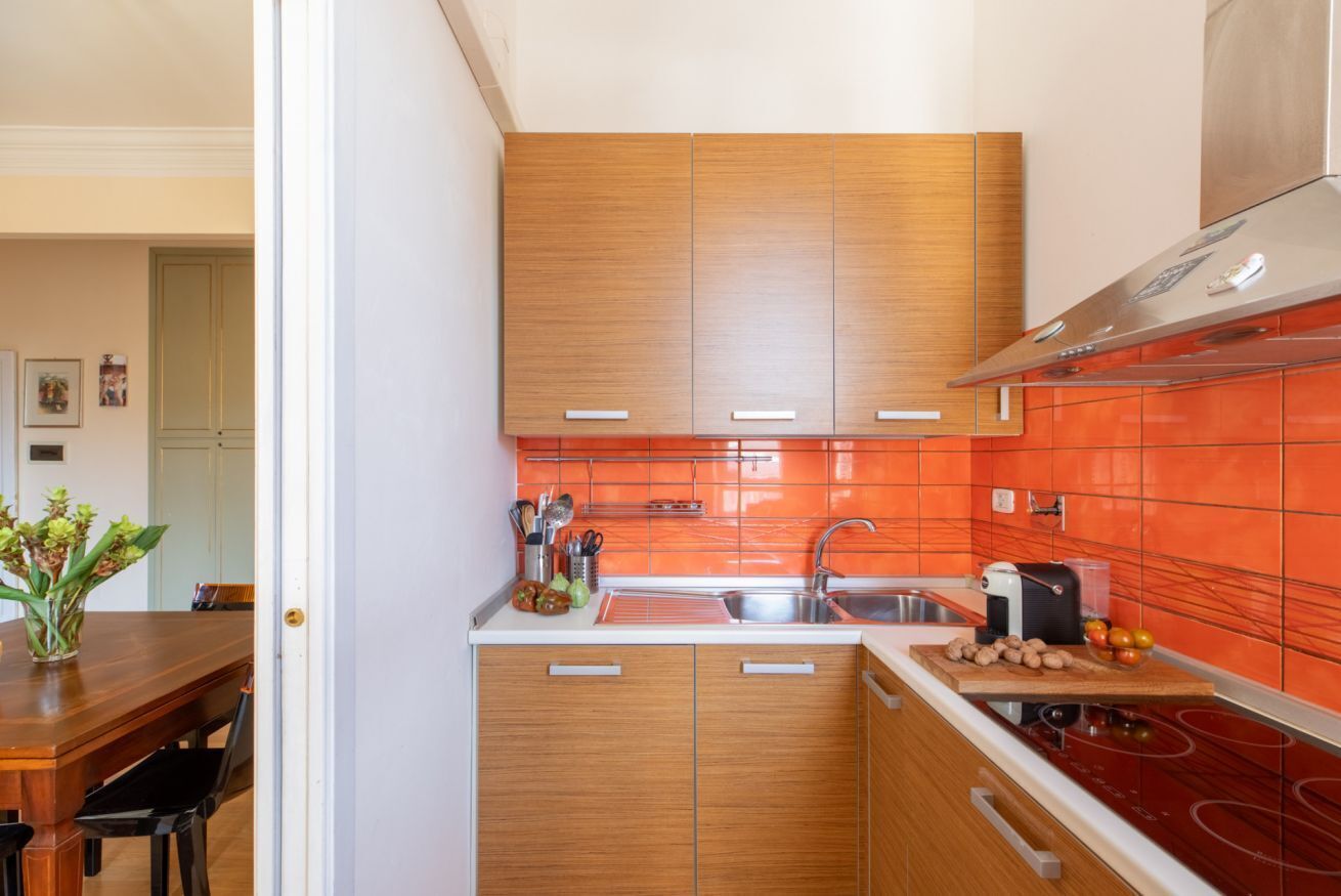 Réfrigérateur, micro-ondes, plaque de cuisson, cafetière/bouilloire