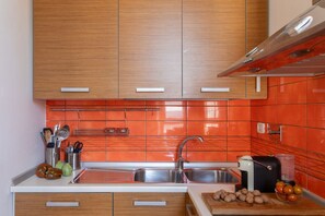 Réfrigérateur, micro-ondes, plaque de cuisson, cafetière/bouilloire