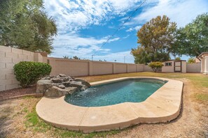 حمّام سباحة مُدفَّأ