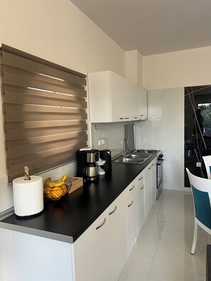 Coffee/tea maker, cookware/dishes/utensils - Holiday modern family-friendly apartment (Kiveri)