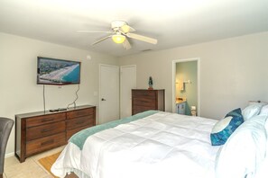3 habitaciones, escritorio y tabla de planchar con plancha 