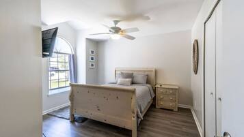 3 bedrooms, desk, iron/ironing board, WiFi