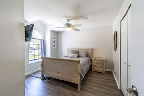 3 Schlafzimmer, Schreibtisch, Bügeleisen/Bügelbrett, WLAN