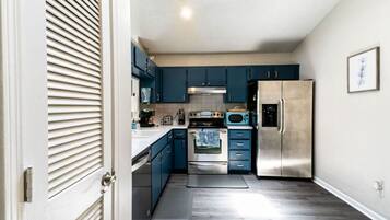 Køleskab, mikrobølgeovn, ovn, kogeplade